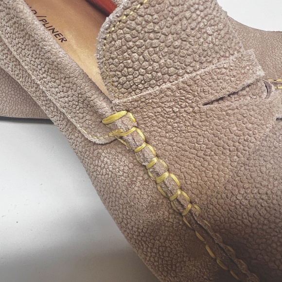 Authentic Donald Pliner Varran Embossed Suede Beige Slip-On Driving Moc SZ 11.5 - Picture 4 of 11